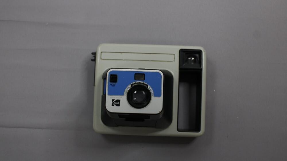 Kodak EK4 Instant Camera Vintage White 1970s Built-in Viewfinder Not Tested